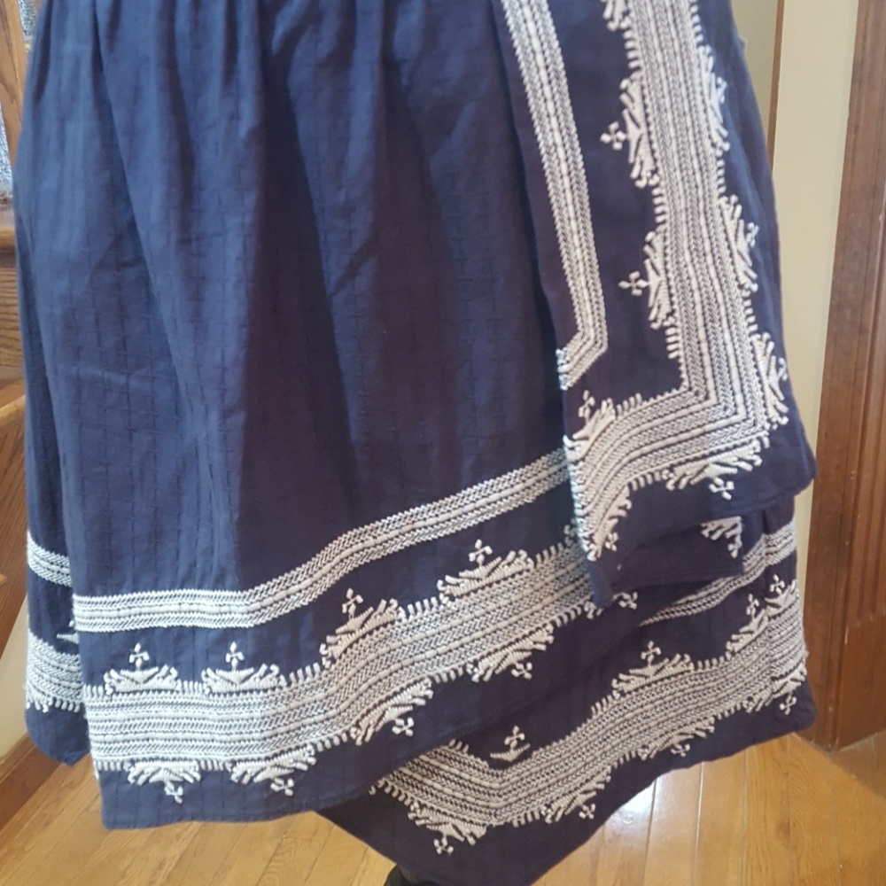 Anthropology holding horses skirt - Picture 2 of 8